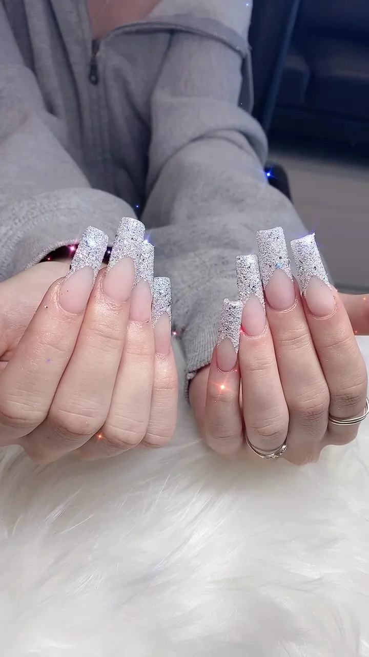 Silver glitter French coffin nail set on white fur